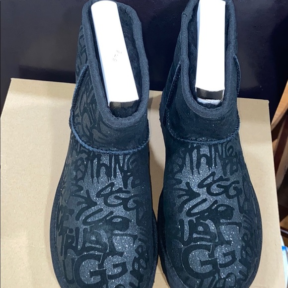 Ugg size 7 - Picture 2 of 5